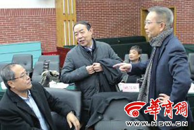 贾平凹(左二)参加座谈会 贾平凹(左二)参加座谈会